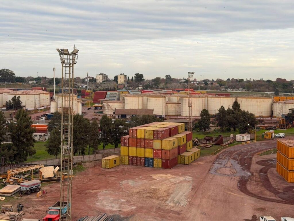 Playón de contenedores y tanques de almacenamiento en una terminal portuaria pública de Santa Fe