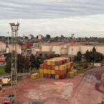 Playón de contenedores y tanques de almacenamiento en una terminal portuaria pública de Santa Fe