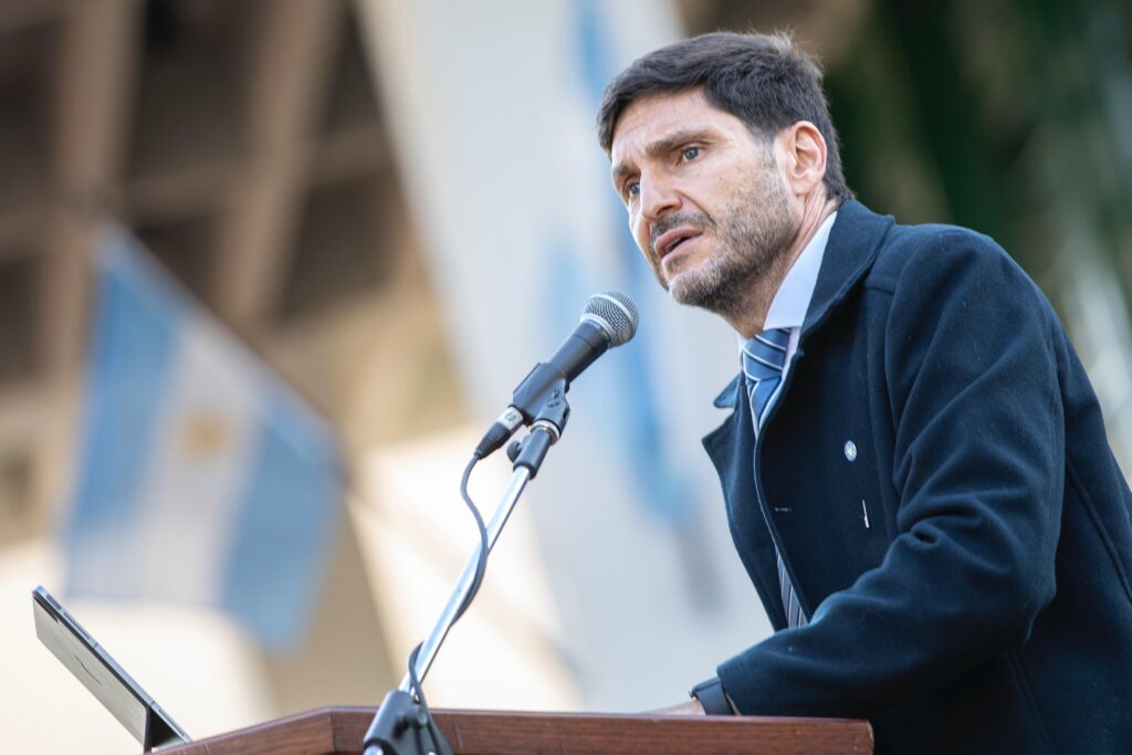 El gobernador Maximiliano Pullaro durante su discurso en el acto por el 9 de Julio en Rafaela