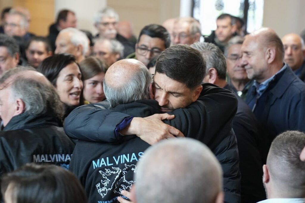 El gobernador Maximiliano Pullaro abraza a un veterano de Malvinas en el velatorio de Rubén Rada, en Rosario
