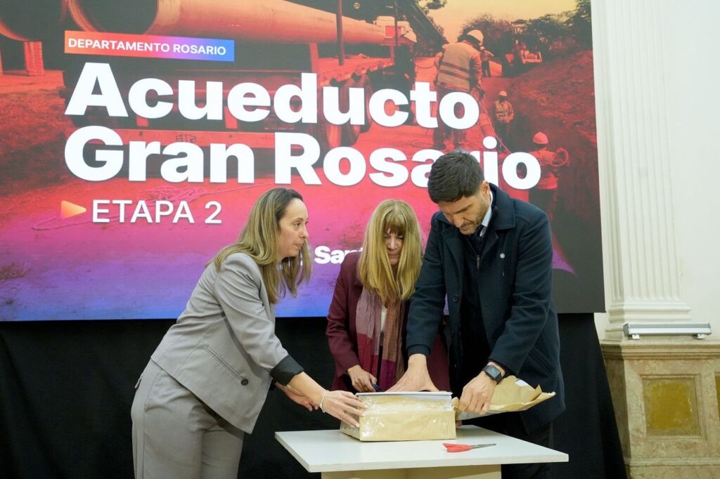 El gobernador Maximiliano Pullaro en la apertura de sobres del Acueducto Gran Rosario