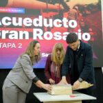El gobernador Maximiliano Pullaro en la apertura de sobres del Acueducto Gran Rosario