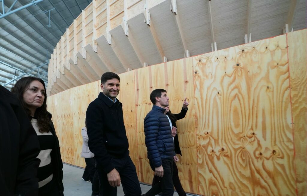 El gobernador Maximiliano Pullaro camina junto a la estructura de madera del Estadio Multipropósito de Rafaela