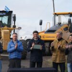 Pullaro puso en marcha la recuperación de la A012 con una inversión provincial de $4.300 millones El gobernador Maximiliano Pullaro con el acta de inicio de las obras en la Ruta A012, junto a las máquinas de la empresa Pose