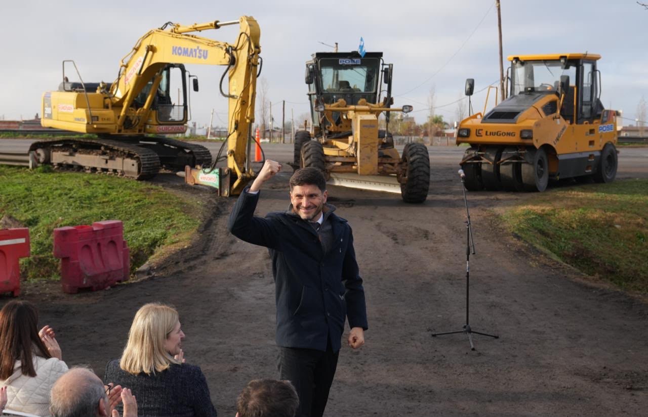 El gobernador Maximiliano Pullaro celebra el inicio de las obras frente a las máquinas viales
