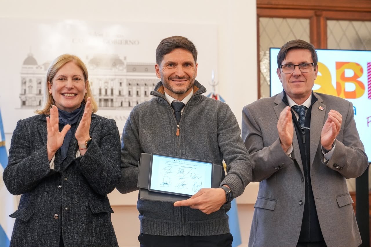El gobernador Pullaro muestra el convenio firmado del programa Mil Aulas