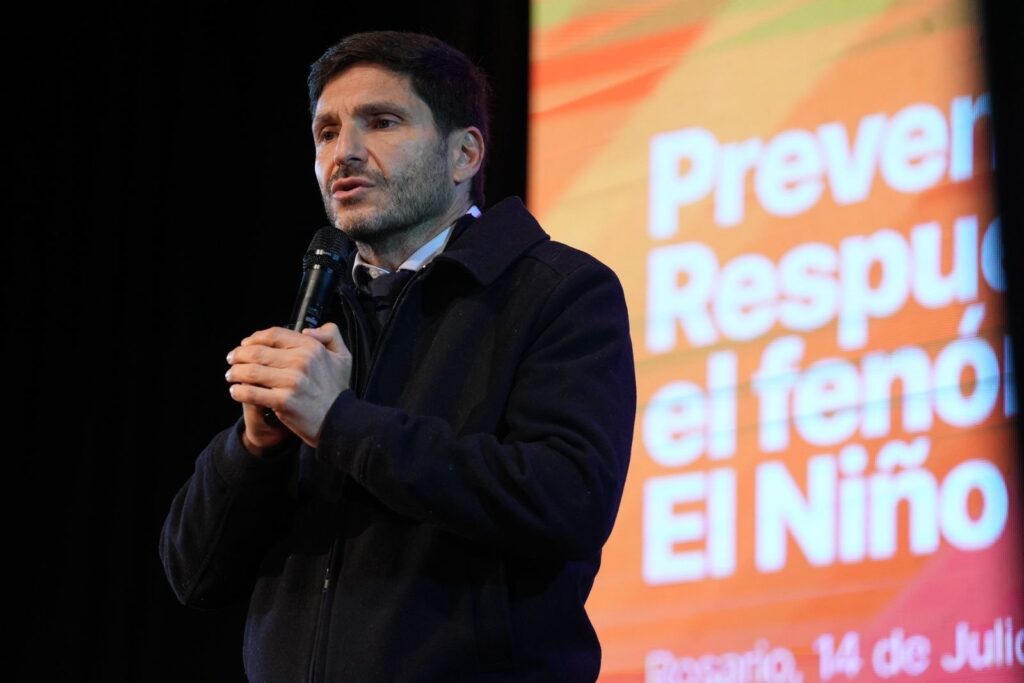 El gobernador Maximiliano Pullaro durante la presentación de las obras de Santa Fe ante el fenómeno de El Niño, en Rosario