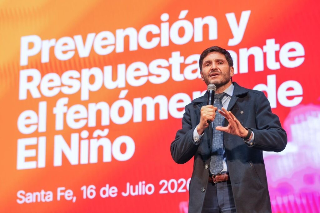 El gobernador Maximiliano Pullaro habla durante la reunión del Comité de Emergencias por El Niño, en Santa Fe