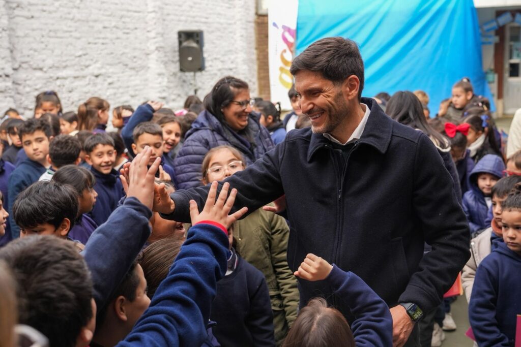Vax Team: el gobernador Pullaro saluda a los chicos en una escuela de Santa Fe
