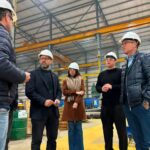 Santa Fe y San Juan firmaron un acuerdo para que la minería argentina salga por los puertos santafesinos Funcionarios y personal con cascos recorren el taller metalúrgico de RAFA S.A., con estructuras y puentes grúa al fondo