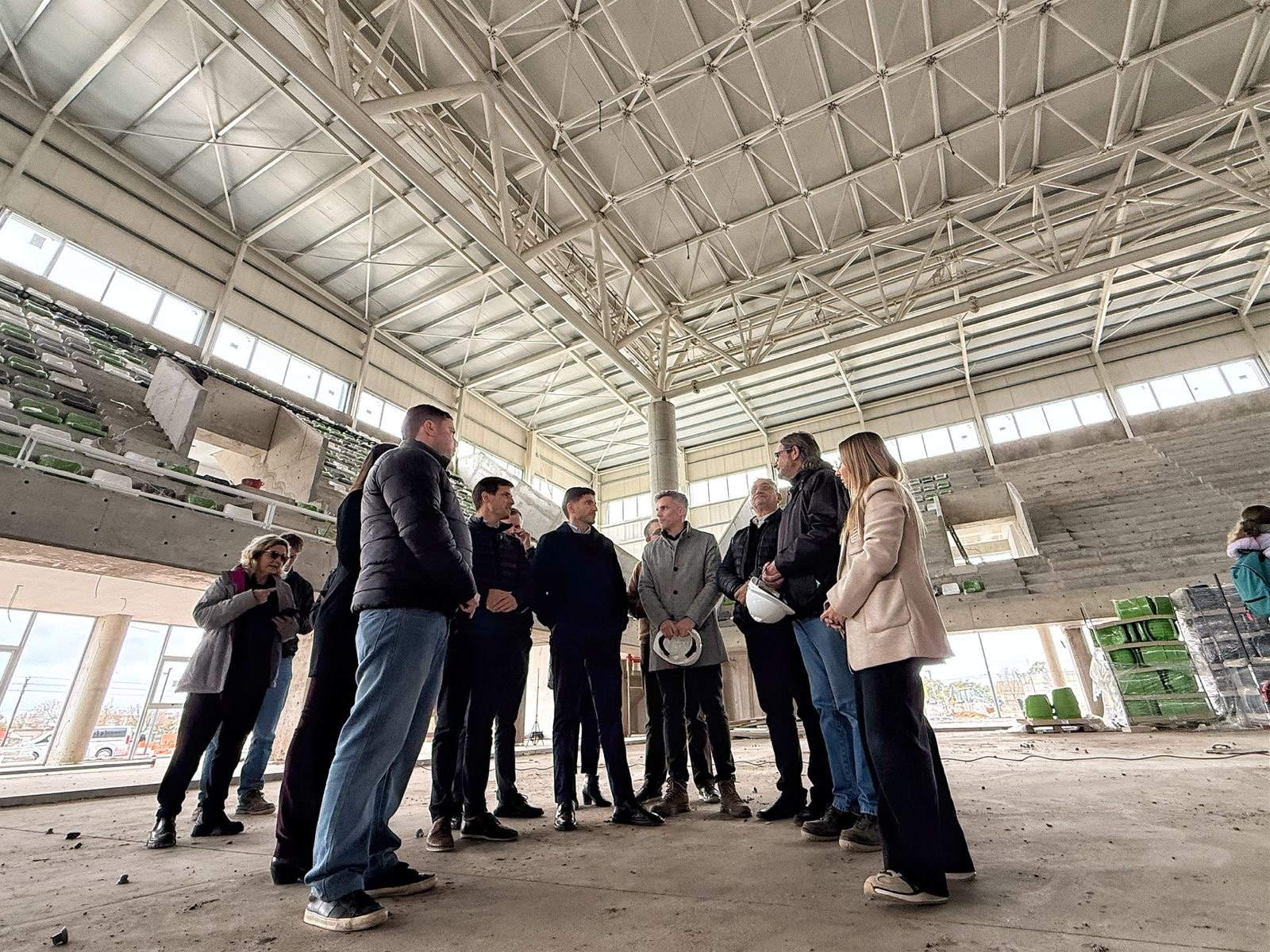 La comitiva provincial reunida en el interior del estadio en construcción, con las butacas todavía embaladas