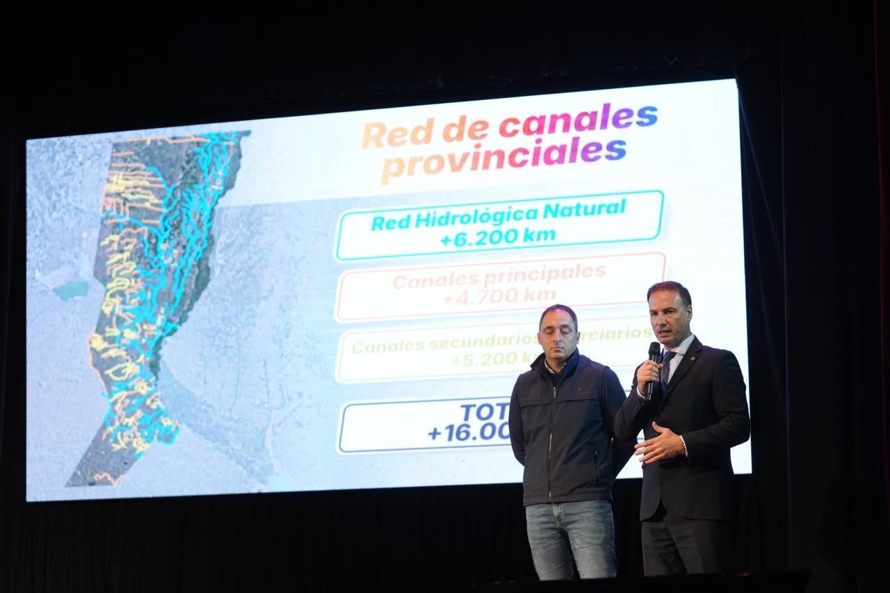 Funcionarios provinciales exponen los datos de la red de canales de Santa Fe, que supera los 16.000 kilómetros