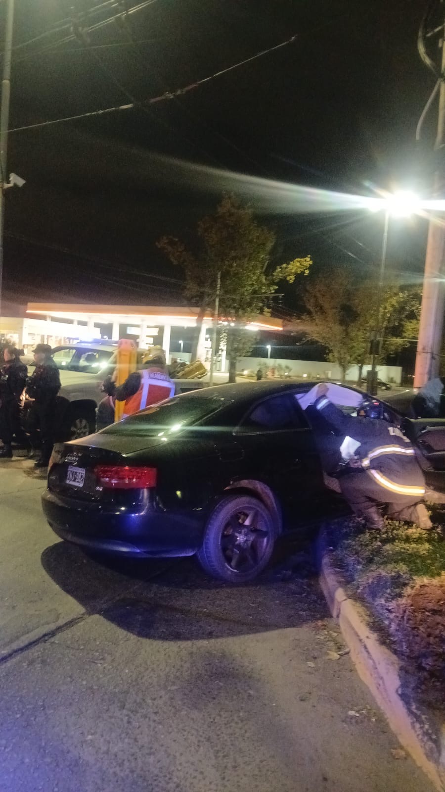 Bomberos y personal de emergencias trabajan en el rescate tras un choque en Mendoza y Wilde, Rosario