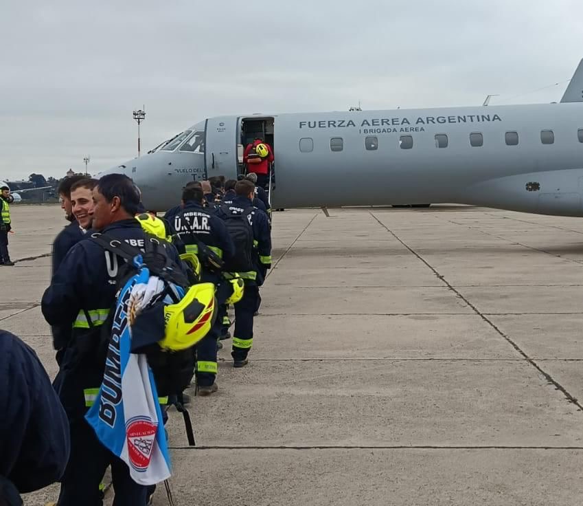 Rescatistas de Santa Fe embarcan rumbo a Venezuela desde El Palomar