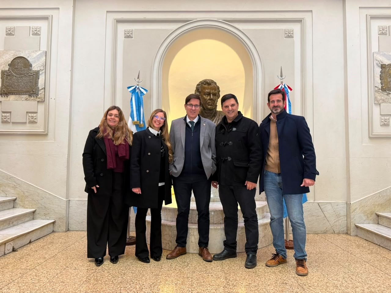 Autoridades de Roldán, entre ellas la diputada Di Stefano, en la firma de los convenios