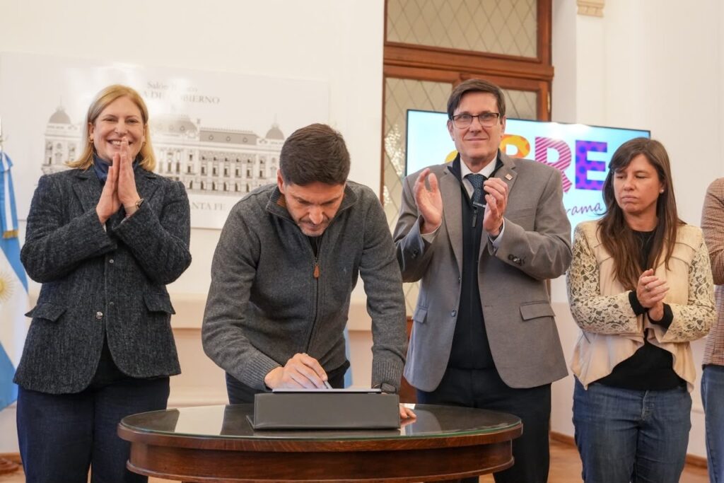 Firma de los convenios del programa Mil Aulas en la Casa de Gobierno de Santa Fe