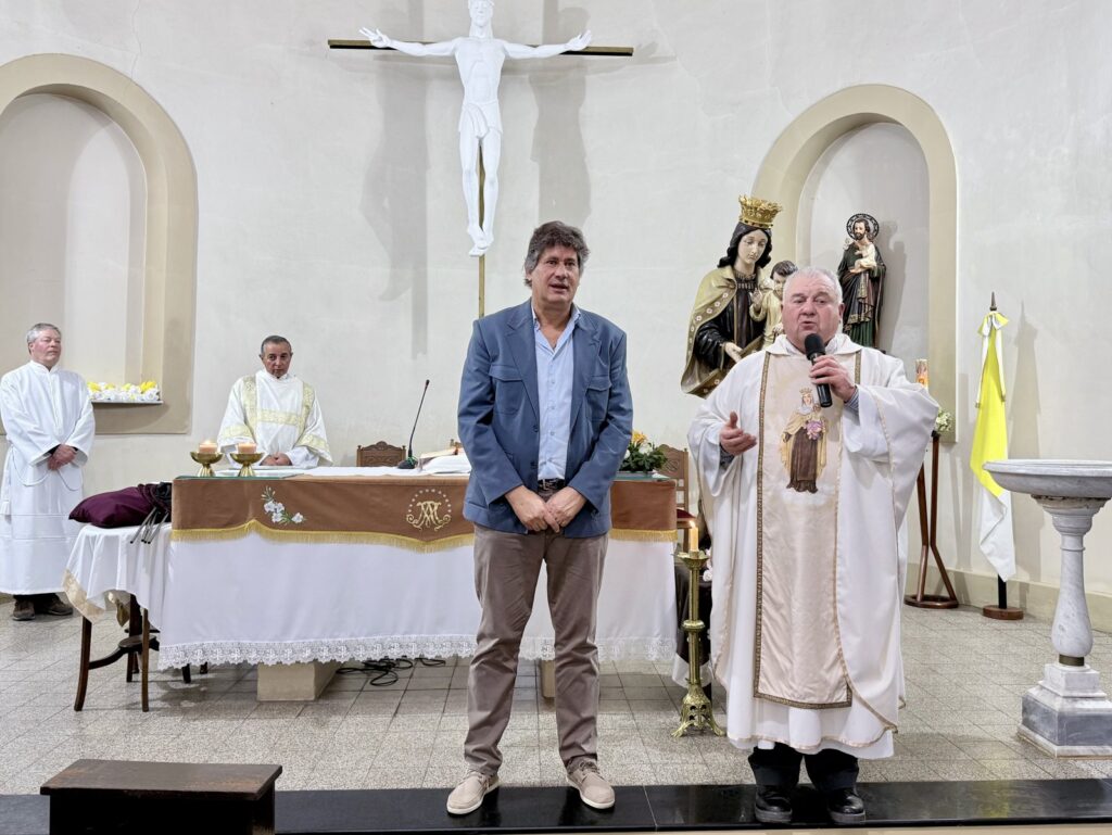 El intendente Roly Santacroce y el padre Alberto Pezzetta en la Parroquia Nuestra Señora del Carmen de Funes