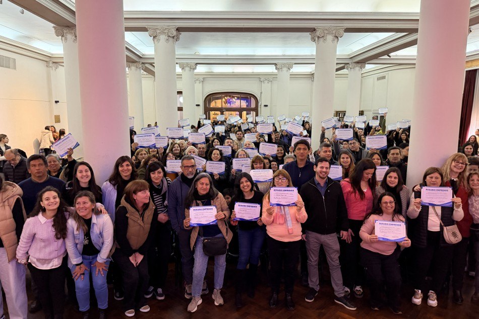 Los graduados de Rosario Emprende con sus certificados
