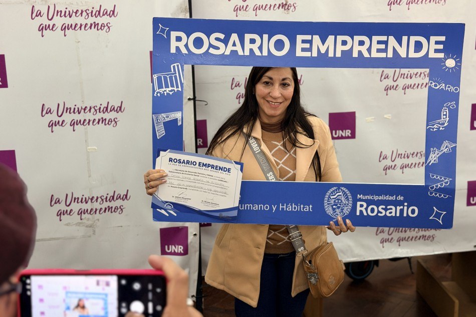 Una emprendedora con su certificado de Rosario Emprende