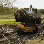 Rosario intensifica el mantenimiento preventivo de zanjones y desagües ante la llegada de El Niño Máquina del municipio de Rosario limpia un zanjón en la zona norte ante El Niño