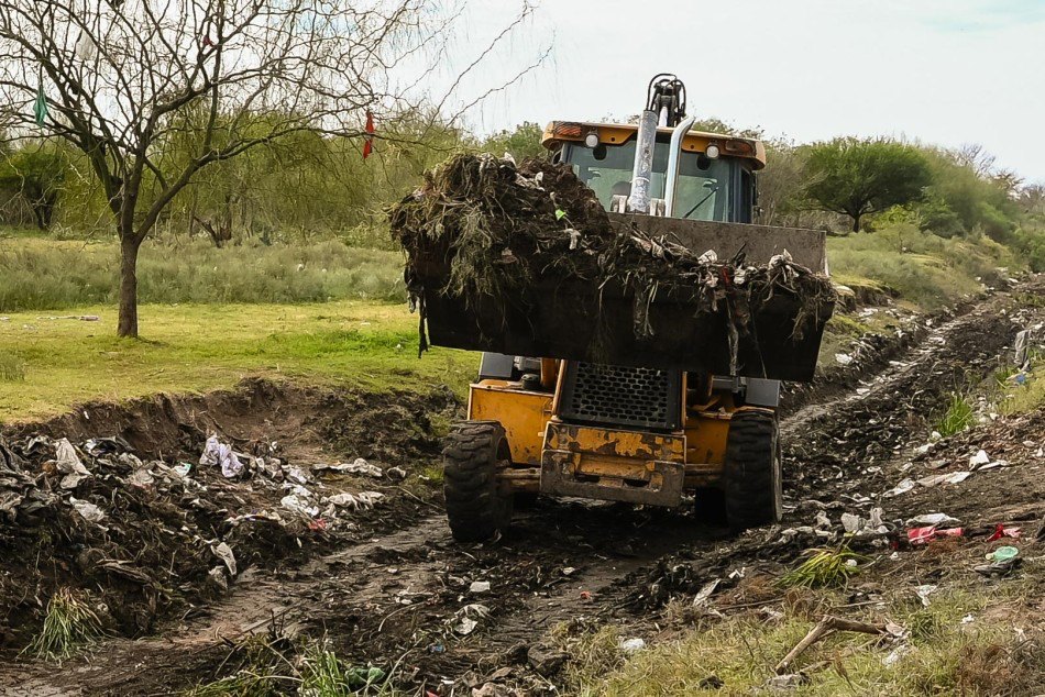 Máquina del municipio de Rosario limpia un zanjón en la zona norte ante El Niño