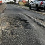 Santa Fe asumirá la A012 por 20 años y proyecta empezar las obras este jueves La calzada de la ruta A012 con baches, hundimientos y asfalto deformado, con camiones circulando al costado
