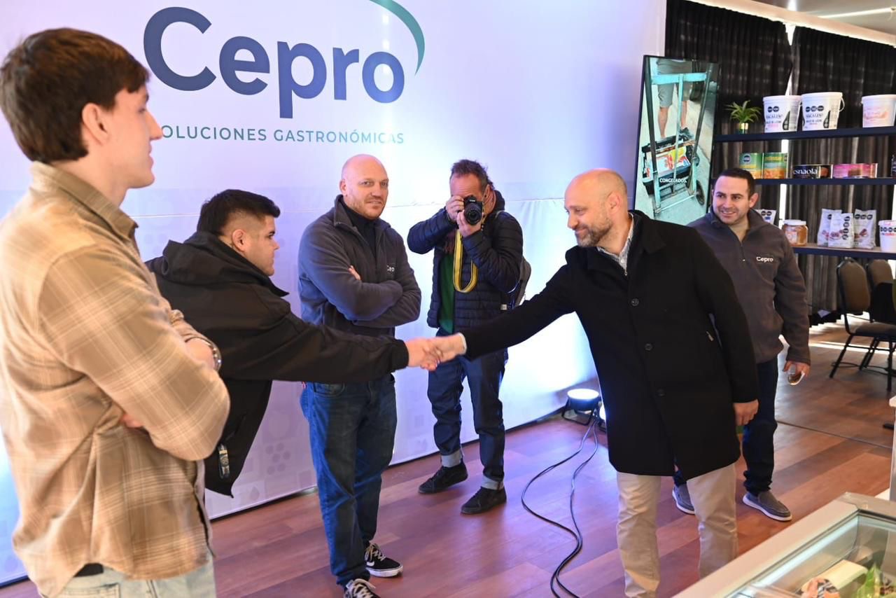 El ministro Gustavo Puccini recorre la feria Sabores de Santa Fe junto a emprendedores gastronomicos