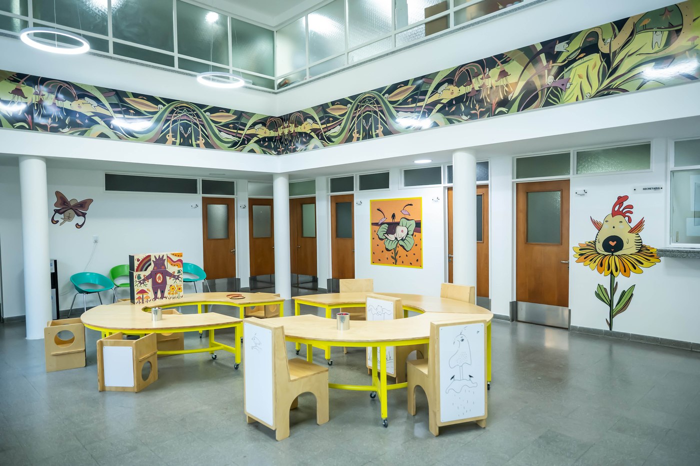 Sala del nuevo Hospital de Día Oncohematológico del Vilela con intervenciones artísticas