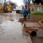Personal municipal y maquinaria trabajan en la limpieza de desagües y bocas de tormenta en un barrio de San Lorenzo