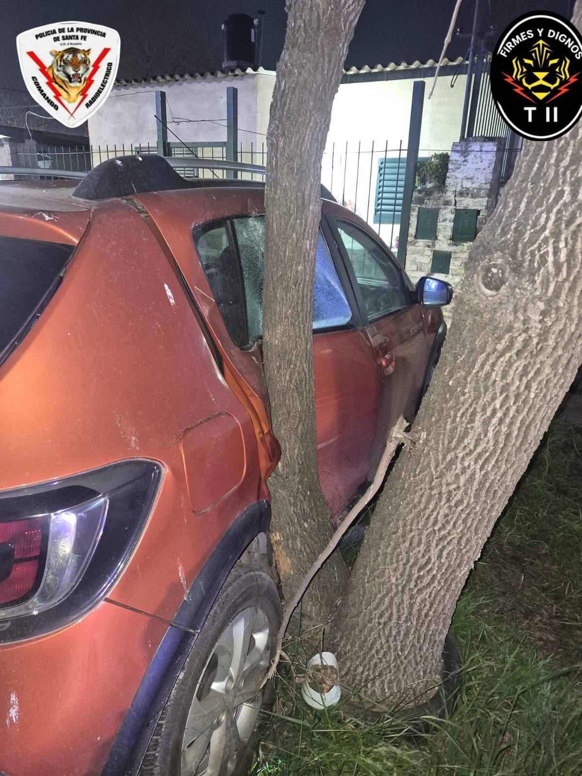 El Renault Sandero estacionado terminó contra los árboles tras el impacto