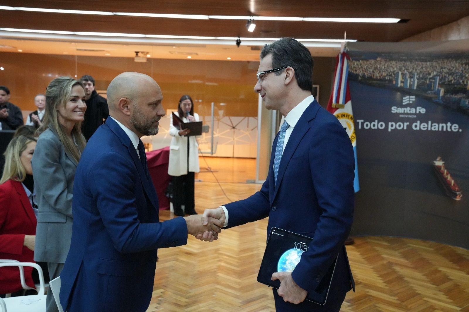 Saludo entre funcionarios en la presentación del Santa Fe Business Forum