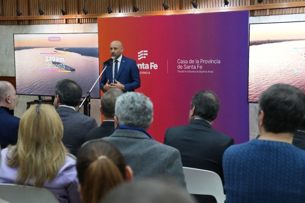 El ministro de Desarrollo Productivo, Gustavo Puccini, durante la presentación del Santa Fe Business Forum en la Casa de la Provincia de Santa Fe