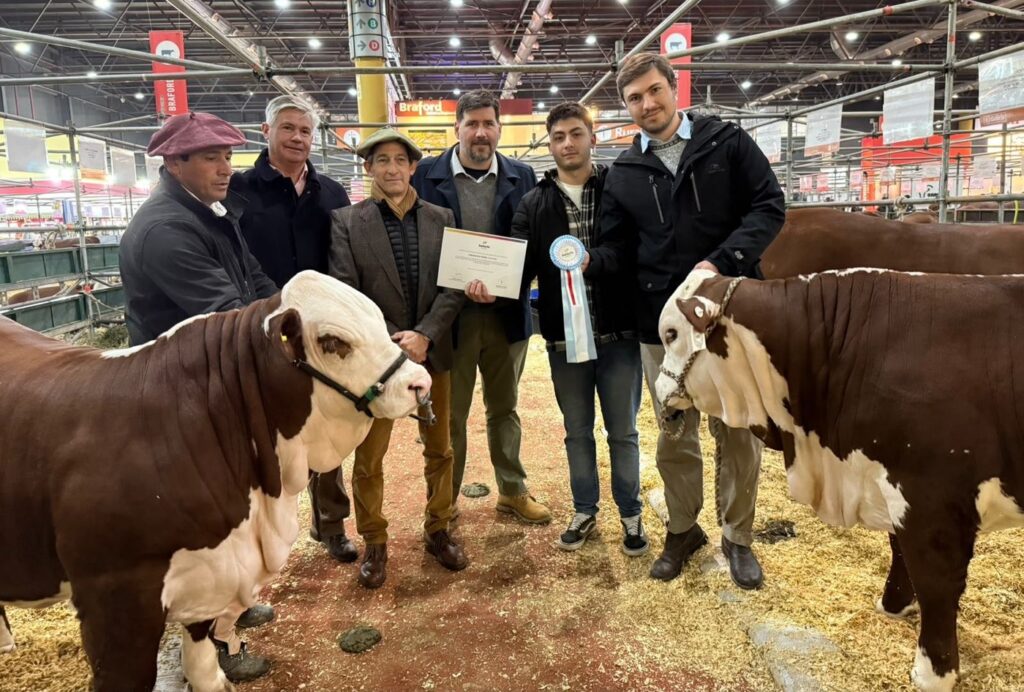 Cabañeros santafesinos reciben su distinción junto a sus ejemplares en la Expo Rural de Palermo