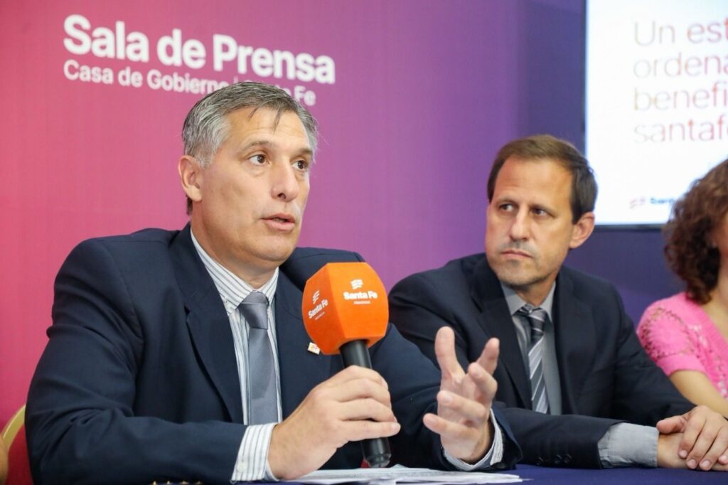 El ministro de Economía Pablo Olivares en la Sala de Prensa de Casa de Gobierno de Santa Fe