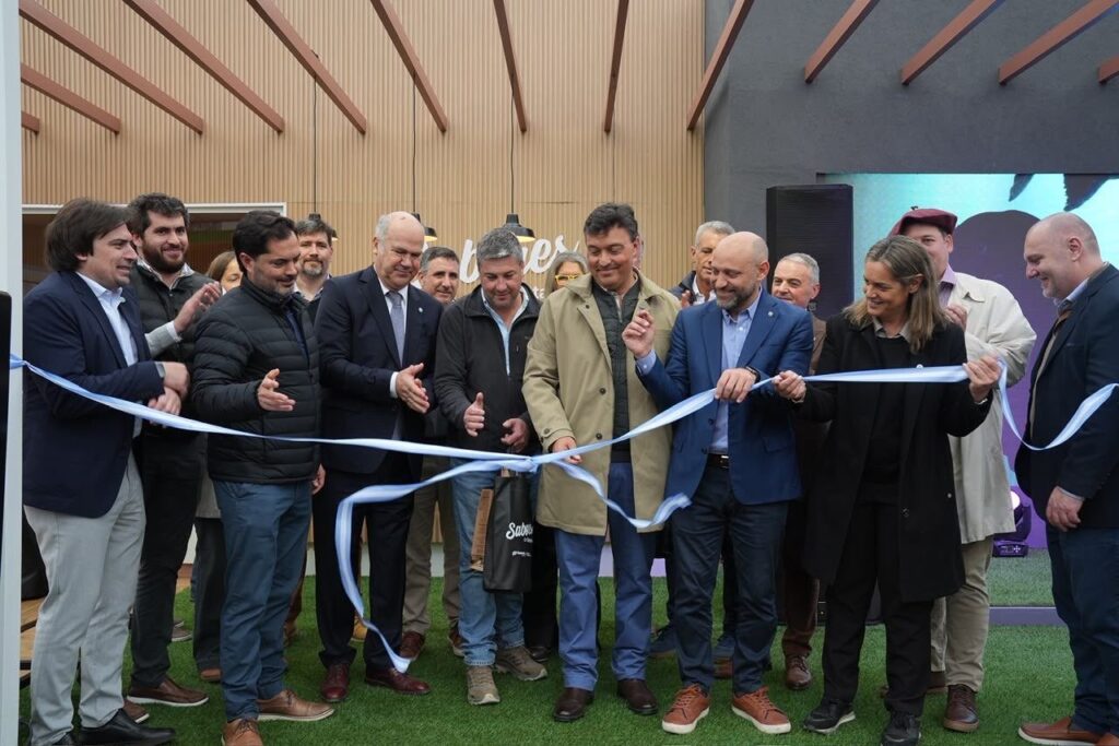 Autoridades cortan la cinta en la inauguración del stand de Santa Fe en la Exposición Rural de Palermo
