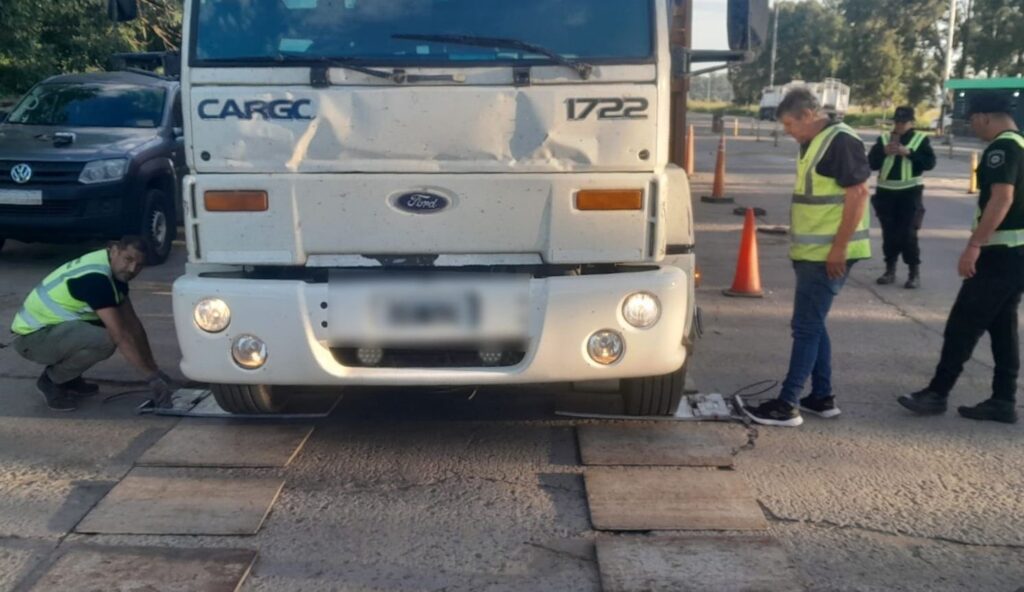 Operativo de control de cargas del programa Santa Fe Pesa con un camión sobre la balanza