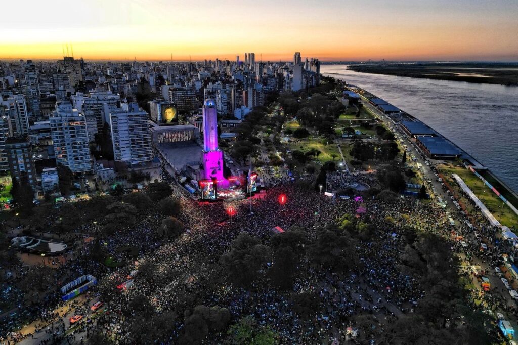 Vista aérea de un multitudinario evento sobre la costanera de Rosario