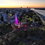 Vista aérea de un multitudinario evento sobre la costanera de Rosario