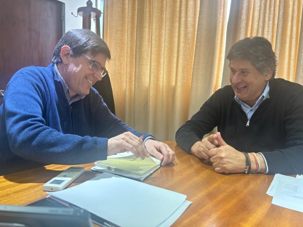El intendente Roly Santacroce junto al ministro Jose Goity durante la reunion por la nueva escuela secundaria en Funes