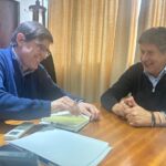 El intendente Roly Santacroce junto al ministro Jose Goity durante la reunion por la nueva escuela secundaria en Funes
