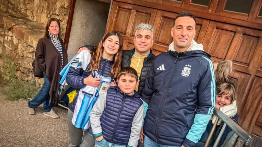 Lionel Scaloni junto a Franco Ottaviani y su familia en Pujato