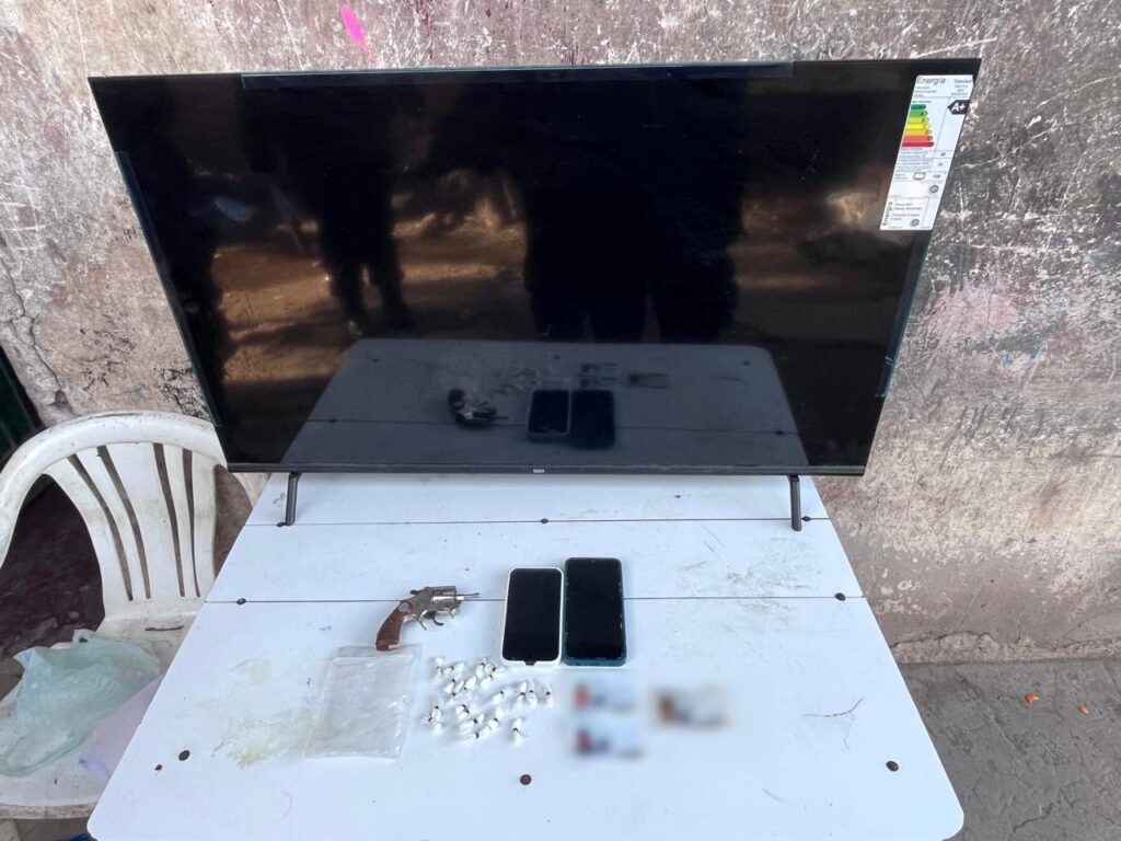 Elementos secuestrados en Villa Gobernador Gálvez: televisor, revólver y envoltorios sobre una mesa