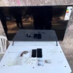 Elementos secuestrados en Villa Gobernador Gálvez: televisor, revólver y envoltorios sobre una mesa