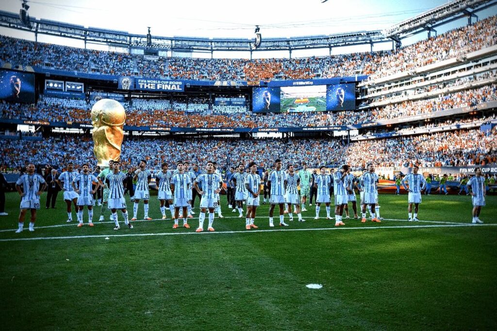 Los jugadores de la Selección argentina aplauden en el campo de juego tras la final del Mundial 2026