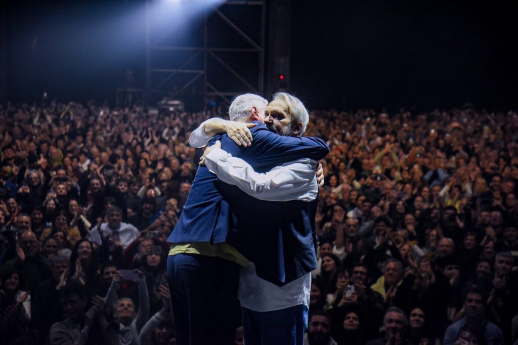 Serú Girán en Rosario: el abrazo de David Lebón y Pedro Aznar ante el Metropolitano colmado