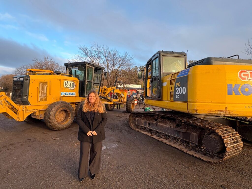 La diputada provincial Silvana Di Stefano junto a las máquinas viales en el inicio de obras de la Ruta A012