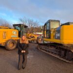 Di Stefano sobre la A012: “Ante la falta de respuestas, la Provincia se hace cargo y trae soluciones” La diputada provincial Silvana Di Stefano junto a las máquinas viales en el inicio de obras de la Ruta A012