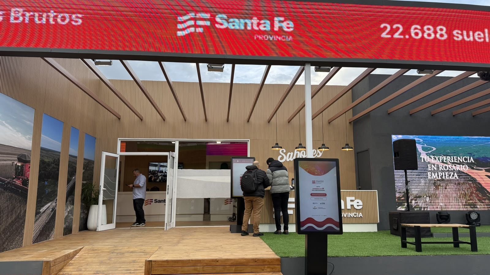 El stand de Santa Fe en la Expo Rural, con los espacios de Sabores de Santa Fe y turismo