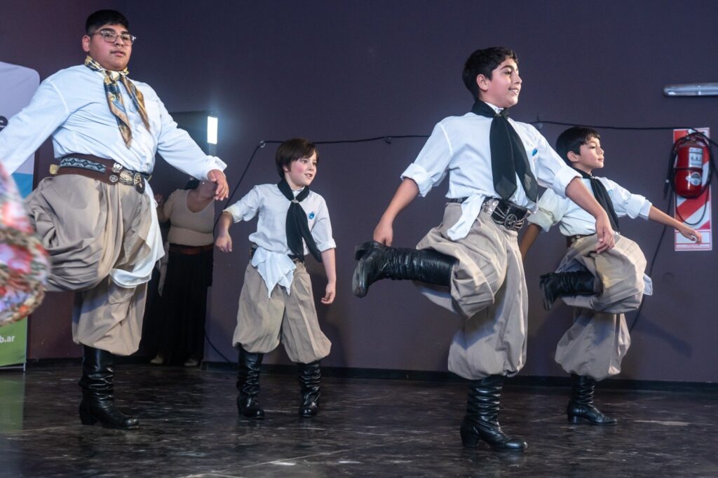 Jóvenes bailarines de folclore durante el primer Encuentro de Danzas Timbúes Baila, en el Club Sarmiento