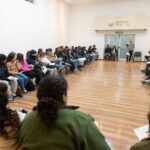 Timbúes amplió la beca para rendir exámenes internacionales de inglés a los estudiantes secundarios Charla informativa sobre los exámenes internacionales de inglés de Trinity College London en el Centro Cultural Comunal de Timbúes